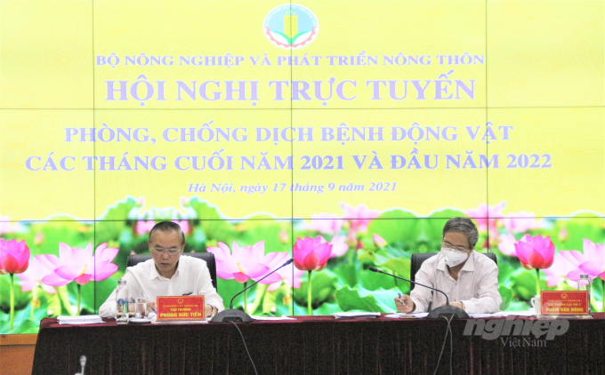 Thứ trưởng Phùng Đức Tiến (trái) và Cục trưởng Cục Thú y Phạm Văn Đông chủ trì hội nghị. Ảnh: Phạm Hiếu.