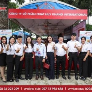 Học sinh THPT Thống Linh hào hứng với gian hàng tư vấn Nhật Huy Khang