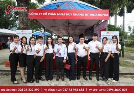 Học sinh THPT Thống Linh hào hứng với gian hàng tư vấn Nhật Huy Khang